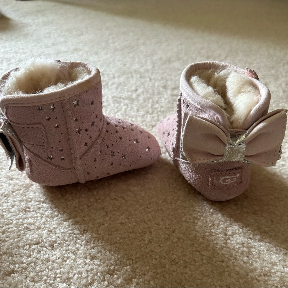 UGG Baby Girl Pink with bow Stargirl bootie boots 🩷 ⭐️